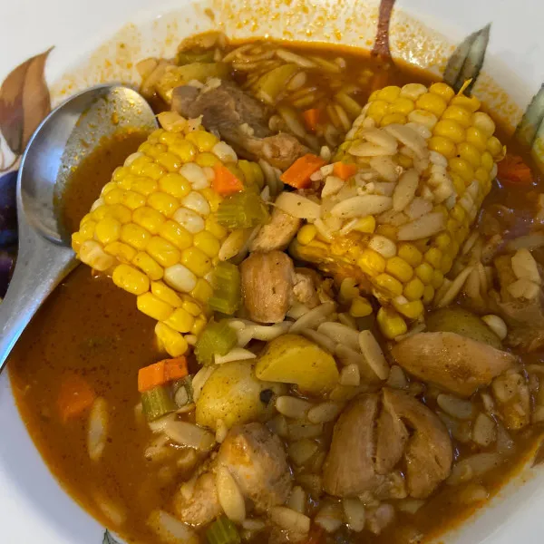 przepisy Obfita rosół z makaronem po panamsku (Sancocho)