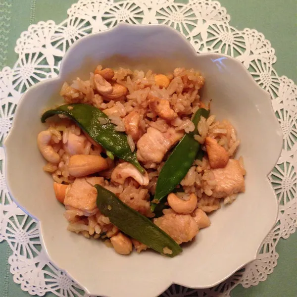 receta Riz frit au poulet, pois mange-tout et noix de cajou