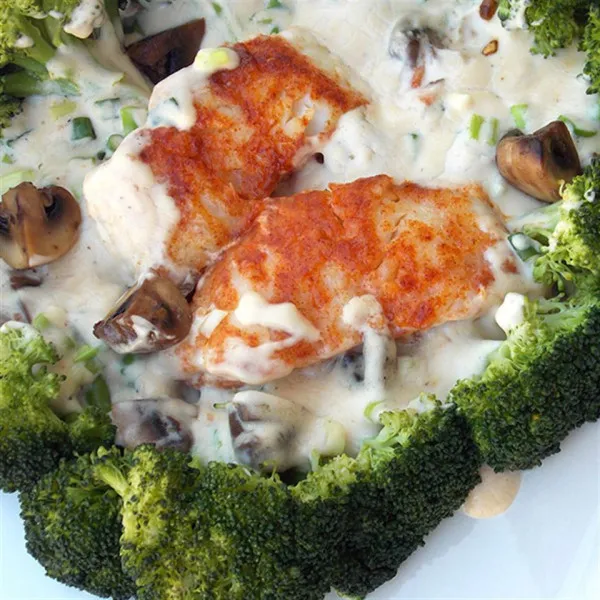 receta Morue grillée, brocoli et champignons avec sauce Alfredo crémeuse