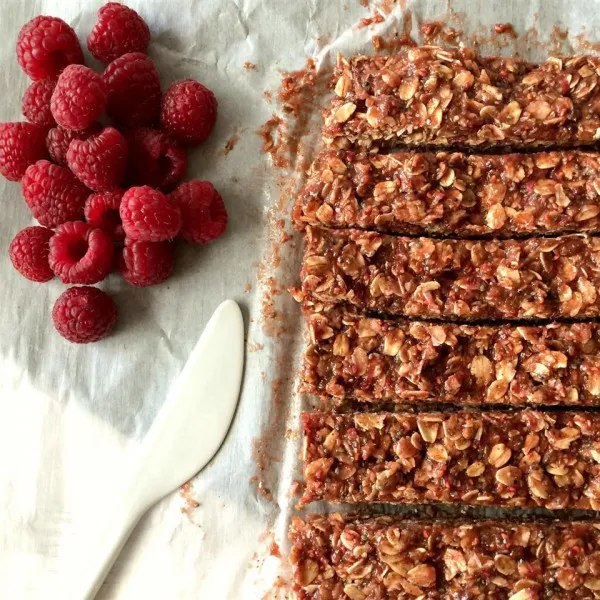 recette Barres granola sans cuisson aux framboises et au beurre d'arachide