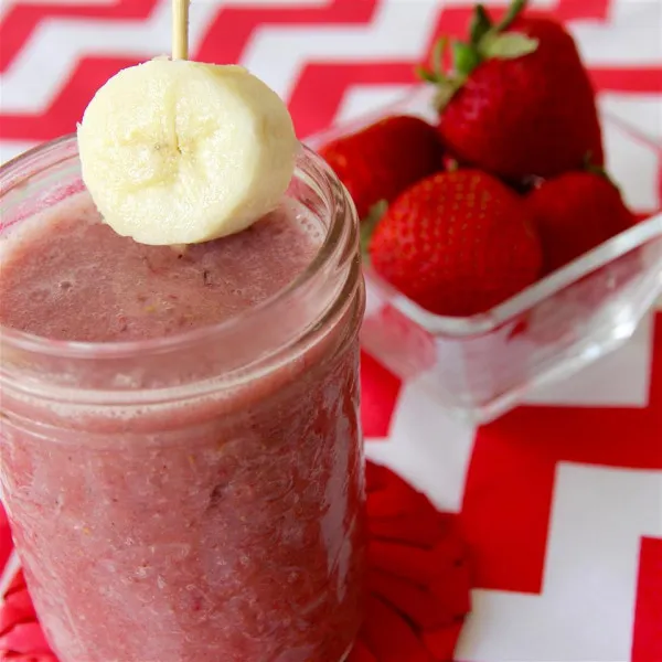 receta Batido Cremoso De Banana Y Fresas Divididas