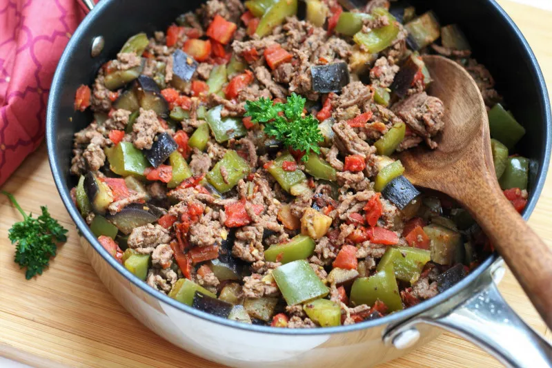 receta Aubergine épicée à faible teneur en glucides avec boeuf et tomates