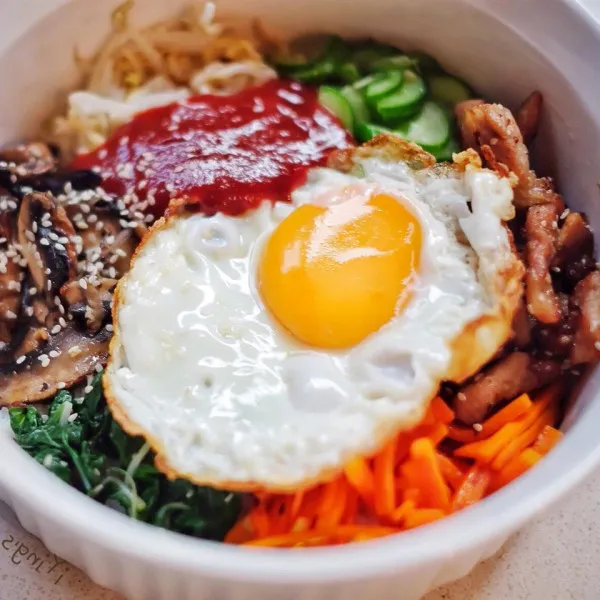 Przepis Bibimbap (koreański ryż z mieszanymi warzywami)