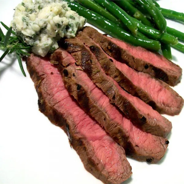 receta Steak grillé au beurre au fromage bleu et ciboulette