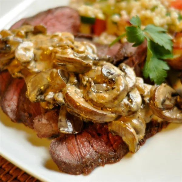 receta Steak grillé avec sauce aux champignons