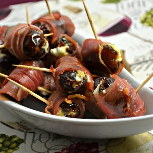 receta Bouchées au basilic avec fromage de chèvre et dattes