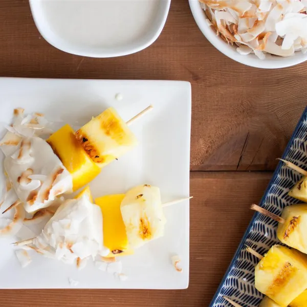 receta Brochettes d'ananas et de mangue avec trempette à la noix de coco