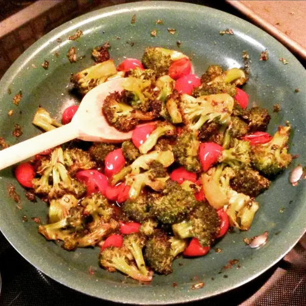 receta Brocoli rôti dans une vinaigrette épicée aux tomates et aux fines herbes