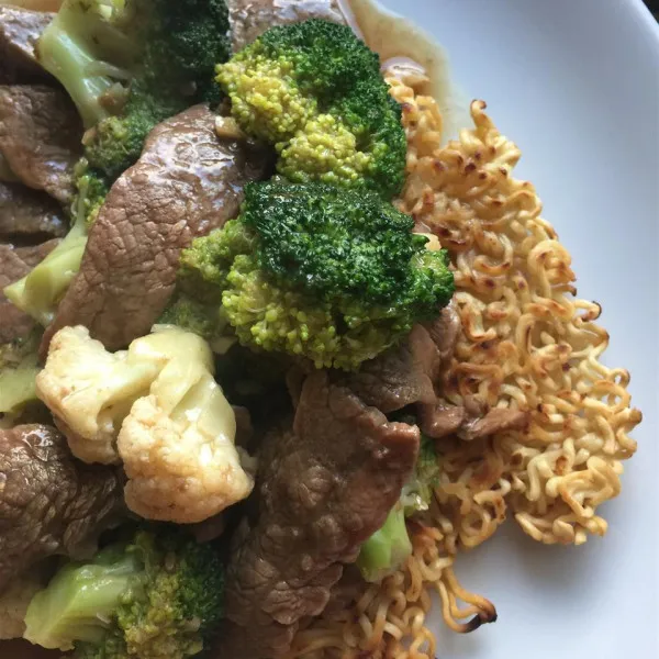 receta Boeuf et brocoli sautés avec gâteau croustillant aux nouilles ramen