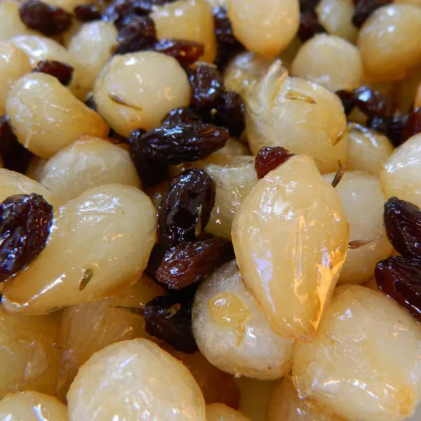 receta Oignons Perlés Glacés Avec Raisins secs et Amandes