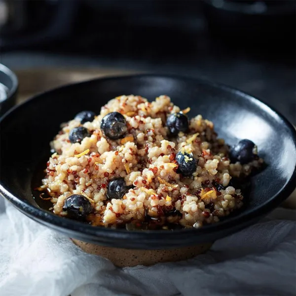 receta Céréales de riz et de quinoa avec pousses de citron et myrtilles