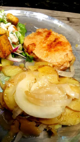 receta Côtelettes de porc poêlées avec pommes de terre et oignons