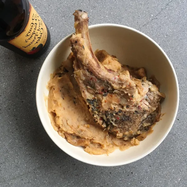 receta Côtelettes de porc avec purée d'oignons et sauce au cidre