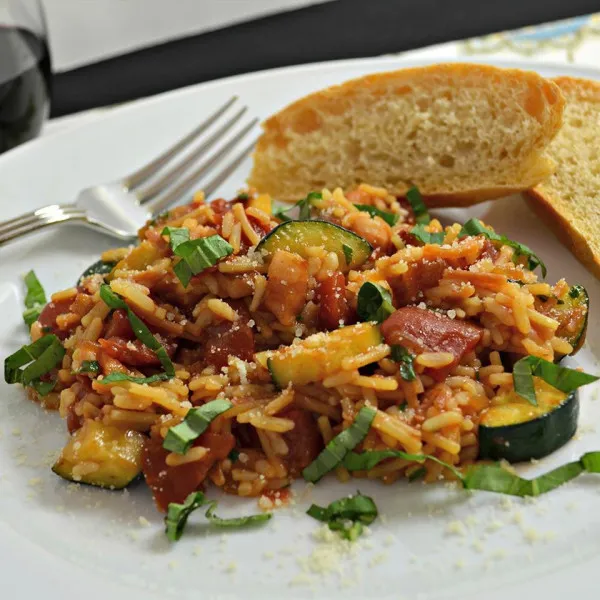 receta Récolte De Riz à la tomate et au basilic avec bacon