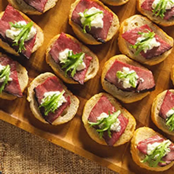 receta Crostini Con Solomillo De Ternera Y Rábano Picante