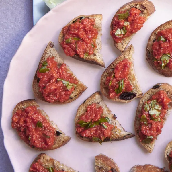 receta Crostini De Pan De Aceitunas Con Salsa De Pimiento Rojo