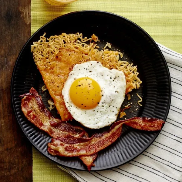 receta Cuña De Fideos Ramen Con Queso Cheddar Y Huevos Fritos