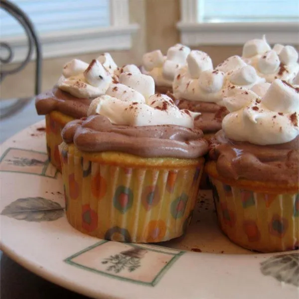 receta Cupcakes au chocolat chaud avec garniture fouettée