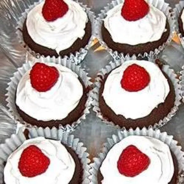 receta Cupcakes au chocolat fourrés aux framboises avec crème au beurre à la vanille