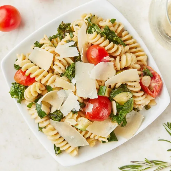 recetas Ensalada Cremosa De Pasta Veraniega Con Parmesano Rallado BelGioioso