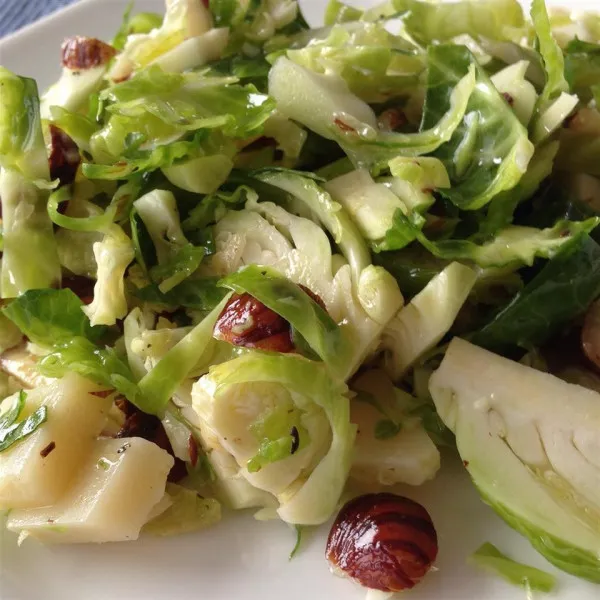 receta Salade de choux de Bruxelles frais et de noisettes