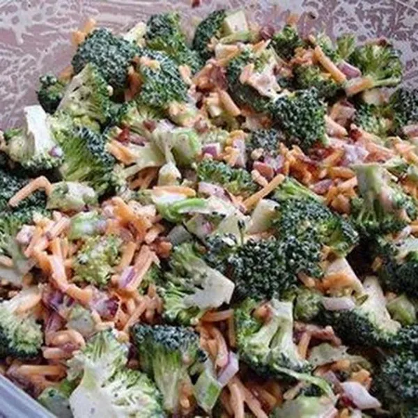 receta Ensalada De Brócoli Preparada Con Tocino Y Queso