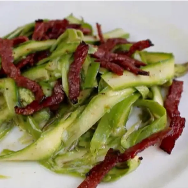 receta Salade d'asperges râpées du chef John
