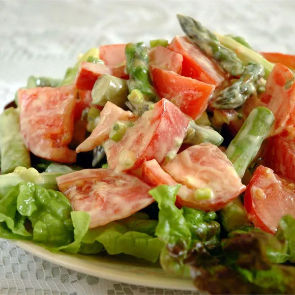 receta Salade d'asperges et de tomates avec vinaigrette au yogourt et au fromage