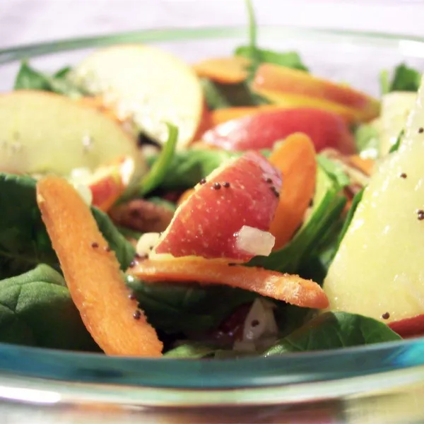 receta Salade d'épinards aux pommes, noix, canneberges et avocat avec vinaigrette balsamique