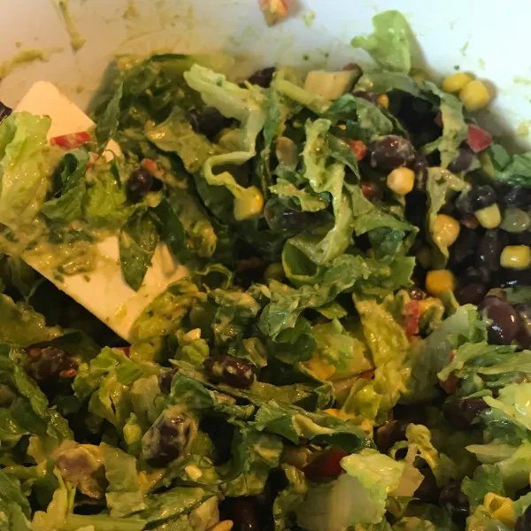 receta Salade de haricots noirs avec vinaigrette à l'avocat et à la lime