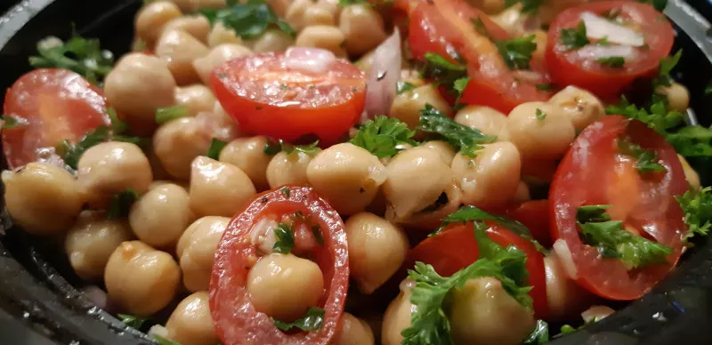 receta Salade de pois chiches aux oignons rouges et tomates