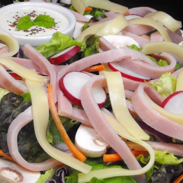 receta Jambon, salade de légumes du jardin et mélange printanier avec fromage suisse