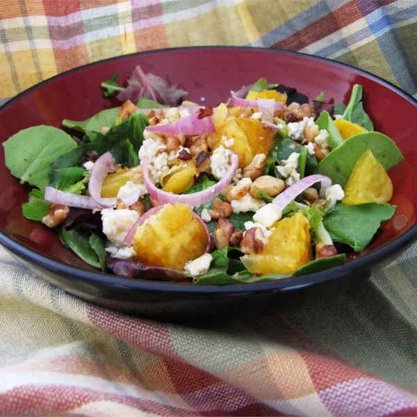 receta Salade d'oranges, de noix, de gorgonzola et de mesclun avec vinaigrette aux agrumes frais