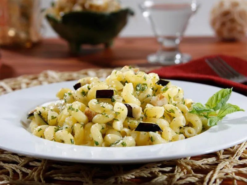 recetas Ensalada De Pasta Con Coditos Sin Gluten Barilla® Con Pesto De Albahaca, Berenjena Y Queso Parmesano