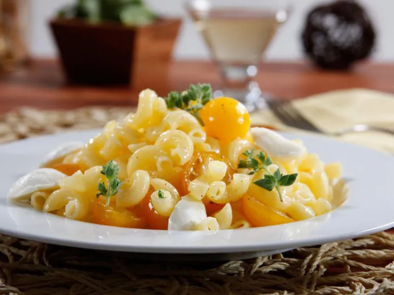 receta Salade de pâtes aux coudes sans gluten Barilla® avec tomates cerises jaunes, origan frais et bébé mozzarella
