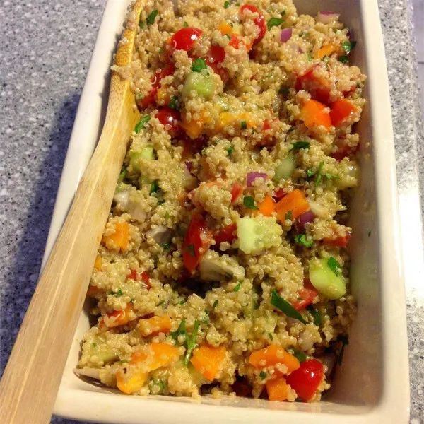 receta Salade de quinoa et de légumes avec vinaigrette savoureuse