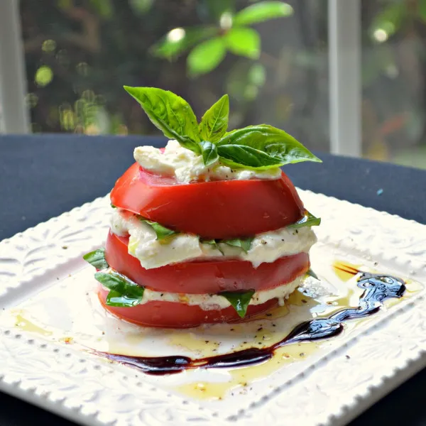 receta Salade de tomates et burrata empilée