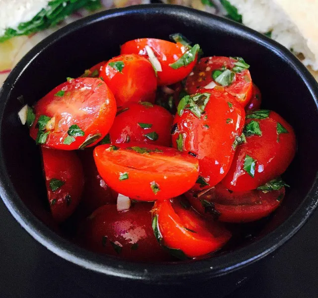 przepisy Sałatka z Marynowanymi Pomidorami Cherry