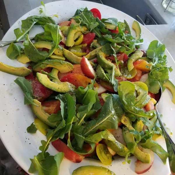 receta Salade de tomates anciennes avec nectarines, avocat et roquette