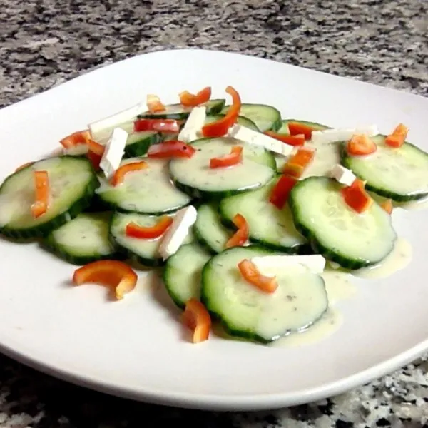 receta Salade de concombre réfrigérée avec feta et poivron