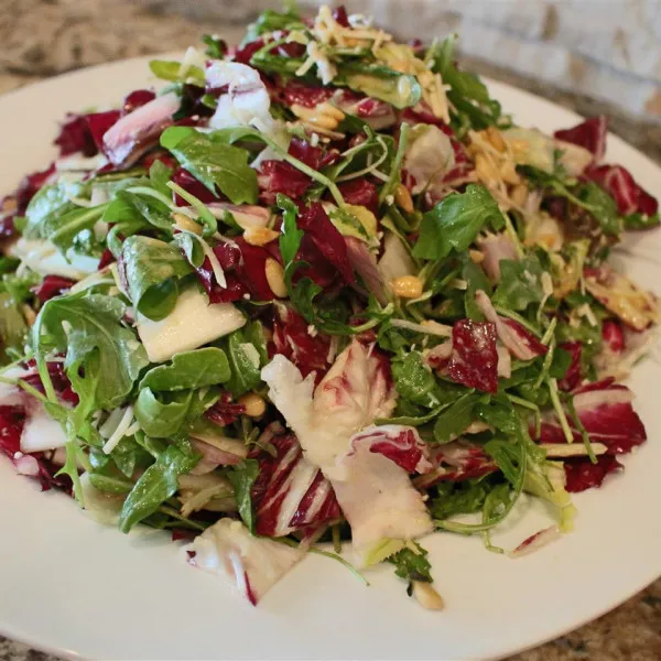 receta Ensalada Picada Tricolor Con Piñones Y Queso Parmesano