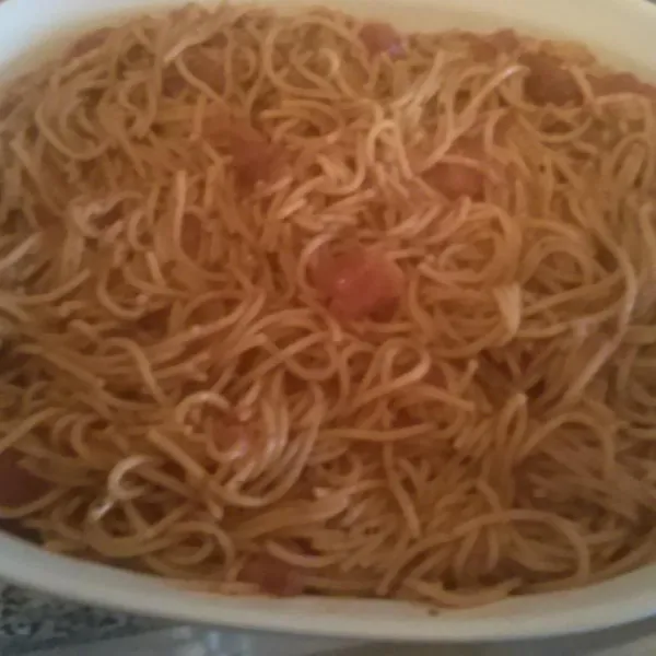 przepisy Spaghetti z czosnkiem, ziołami i pomidorami