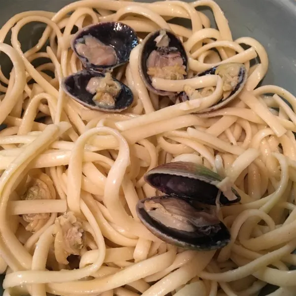 przepisy Spaghetti z sosem z białych małży