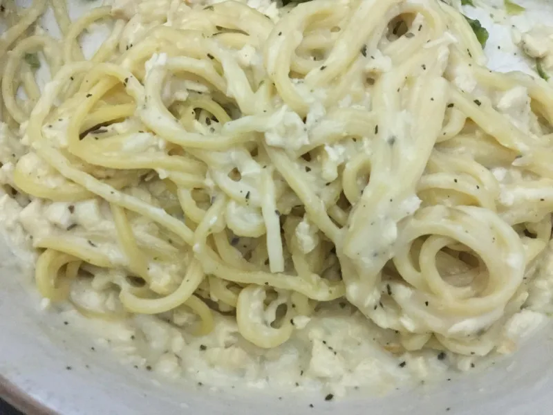 przepisy Spaghetti z kurczakiem z białym sosem