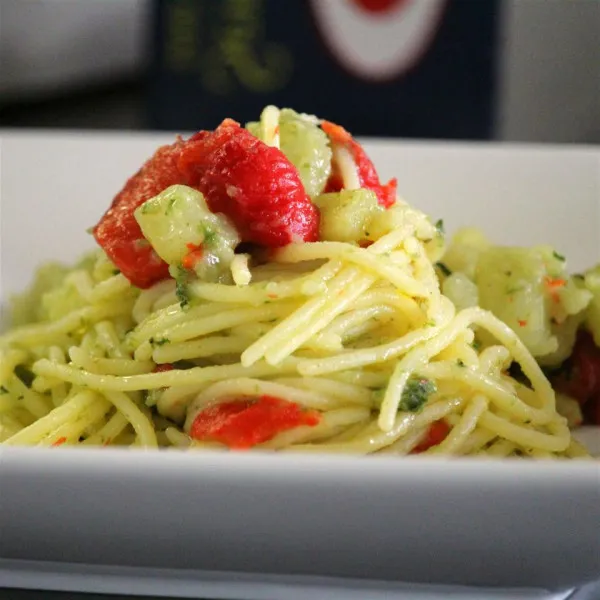 recetas Espaguetis Sin Gluten Con Dados De Patata, Pimientos Asados ​​Y Pesto De Hierbas Aromáticas