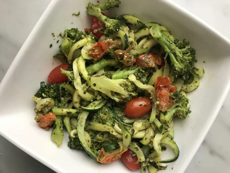 receta Nouilles au pesto de courgettes avec tomates et brocoli