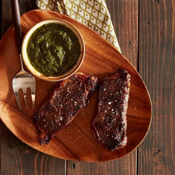 receta Steak de New York grillé avec sauce chimichurri