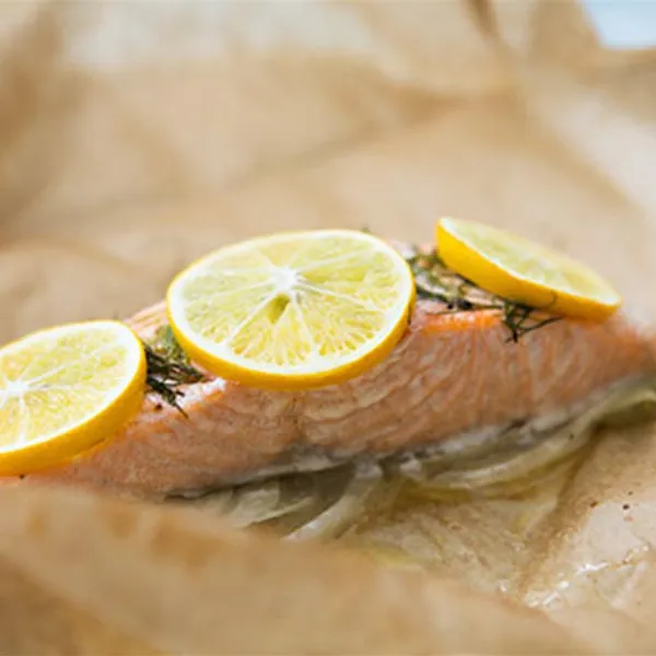 receta Filets de saumon cuits à la vapeur avec beurre au citron et au fenouil