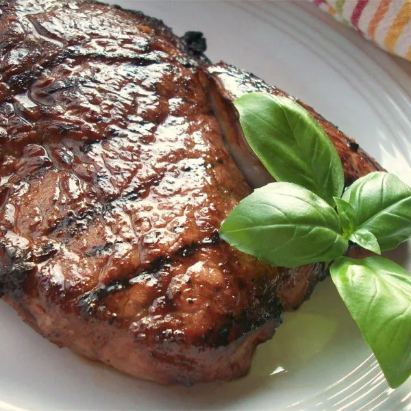 receta Steaks salés marinés à l'ail