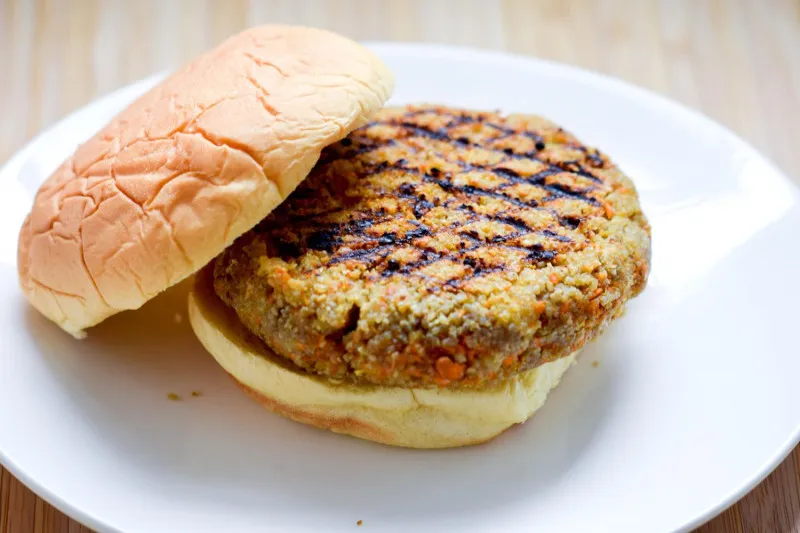 przepisy Burger z marchwi, ryżu i orzechów włoskich